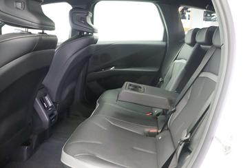 BMW iX3 50 XDrive — photo 22