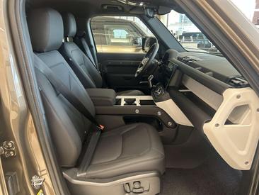Land Rover Defender 130 D300 MHEV — photo 3