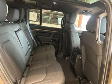 Land Rover Defender 90 D250 MHEV — photo 5
