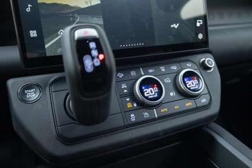 Land Rover Defender 130 D300 MHEV — photo 10