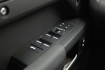 Land Rover Defender 130 D300 MHEV — photo 15