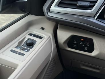 Volkswagen Multivan Van 2.0 TDI — photo 15
