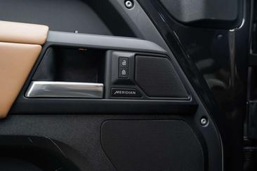 Land Rover Defender 90 D250 MHEV — photo 11