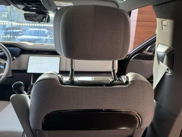 Land Rover Range Rover P550e — photo 10