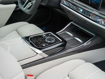 BMW Série 7 Berline 740d — photo 18