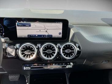 Mercedes EQA 250 — photo 13