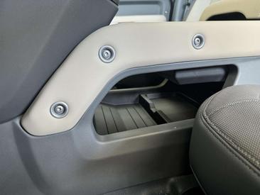Land Rover Defender 110 D300 MHEV — photo 13