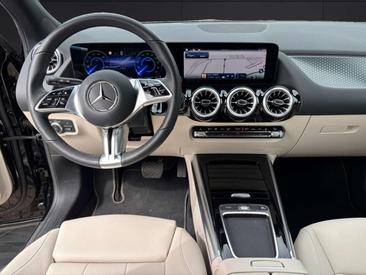 Mercedes EQA 250 — photo 12