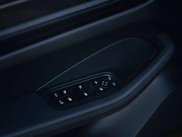 Porsche Macan Electric — photo 10