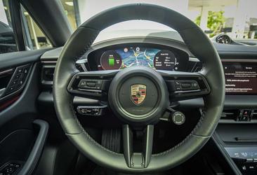 Porsche Macan Electric — photo 9