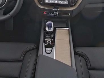 Volvo XC60 B5 — photo 5