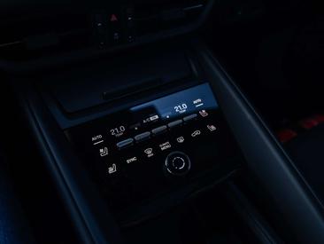 Porsche Macan Electric — photo 18