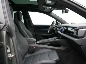 Porsche Macan Electric — photo 20
