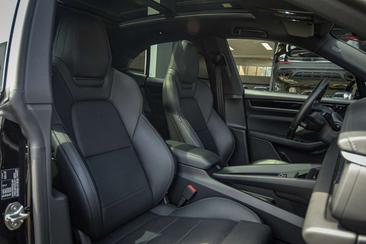 Porsche Macan Electric — photo 18