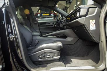 Porsche Macan Electric — photo 19