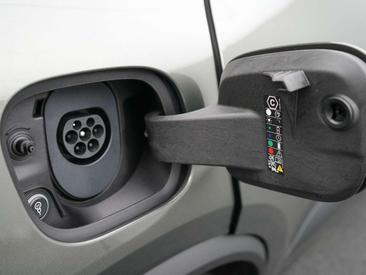 Porsche Macan Electric — photo 27