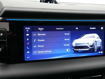 Porsche Macan Electric — photo 31