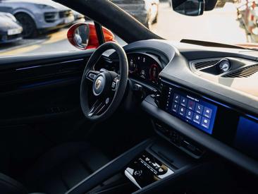 Porsche Macan Electric — photo 25