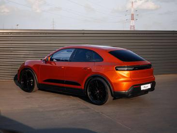 Porsche Macan Electric — photo 30