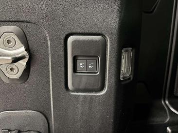 Land Rover Defender 90 D200 MHEV — photo 11