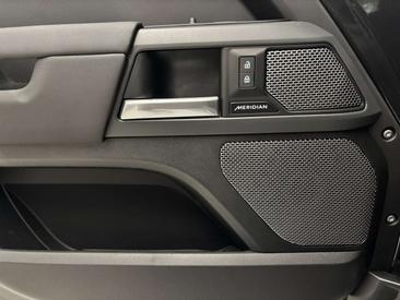 Land Rover Defender 90 D200 MHEV — photo 17