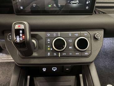 Land Rover Defender 90 D200 MHEV — photo 21