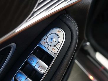 Mercedes EQC 400 — photo 18