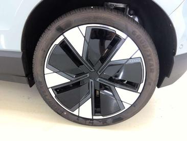 Volvo EX30 Single Motor Extended Range — photo 13