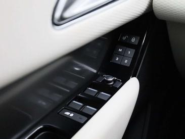 Land Rover Range Rover Velar P250 — photo 28