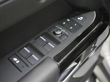 Land Rover Defender 110 P400e — photo 23
