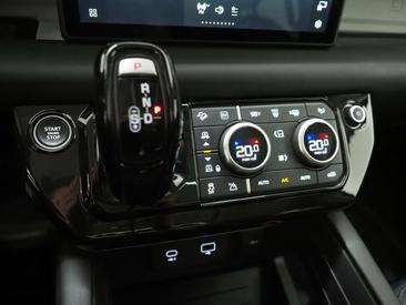 Land Rover Defender 110 P400e — photo 37