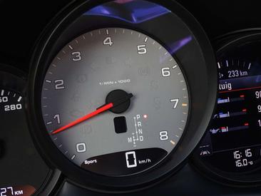 Porsche Macan S — photo 16