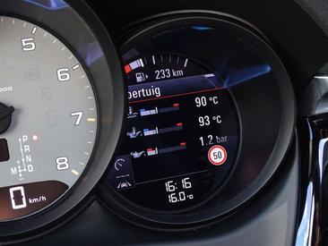 Porsche Macan S — photo 17