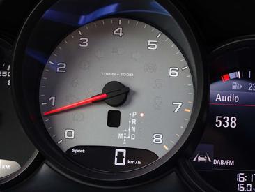 Porsche Macan S — photo 18