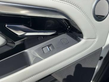 Land Rover Range Rover Evoque P300e — photo 20