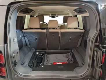Land Rover Defender 110 P400 MHEV — photo 28