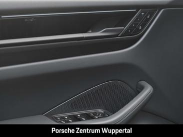 Porsche Macan Electric — photo 13