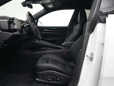 Porsche Macan Electric — photo 17