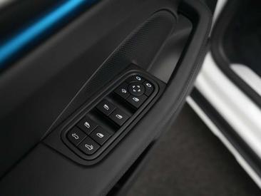 Porsche Macan Electric — photo 19