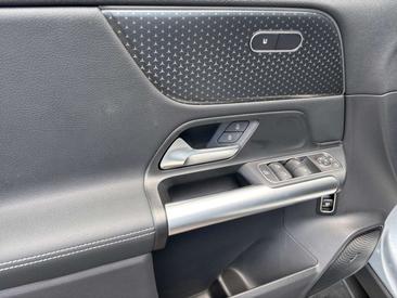 Mercedes EQA 250 — photo 9