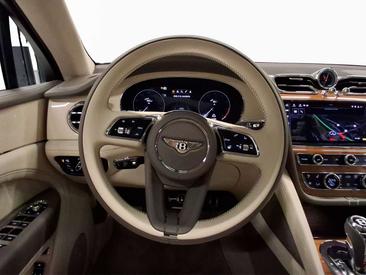 Bentley Bentayga V8 — photo 10