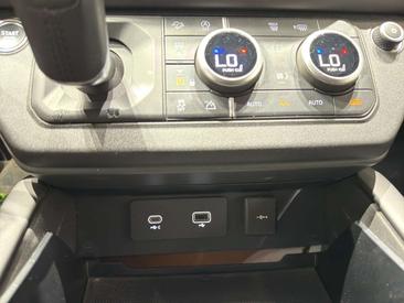 Land Rover Defender 90 D250 MHEV — photo 27