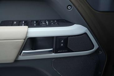 Land Rover Defender 110 P400e — photo 20