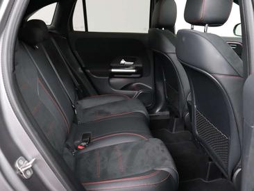 Mercedes GLA 250e — photo 31