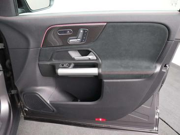 Mercedes GLA 250e — photo 32