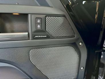Land Rover Defender 110 D300 MHEV — photo 15
