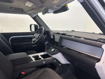 Land Rover Defender 90 D200 MHEV — photo 13