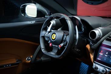 Ferrari GTC4Lusso T — photo 11