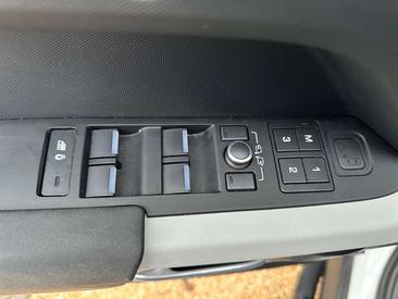 Land Rover Defender 110 D300 MHEV — photo 18