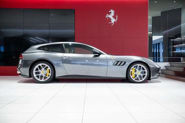 Ferrari GTC4Lusso T — photo 19